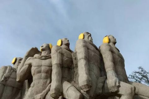 Monumento ganha protetores de ouvido para lembrar combate à poluição sonora