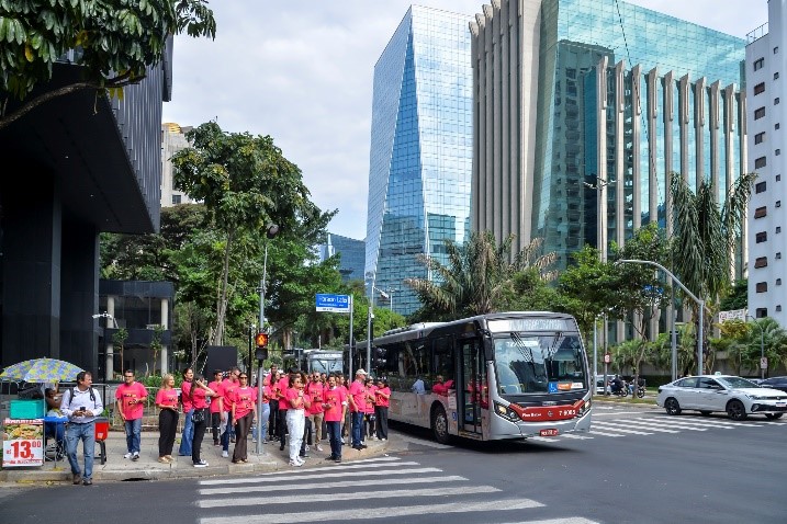 Pessoas em volta de ônibus de dois andares na rua da cidade

Descrição gerada automaticamente